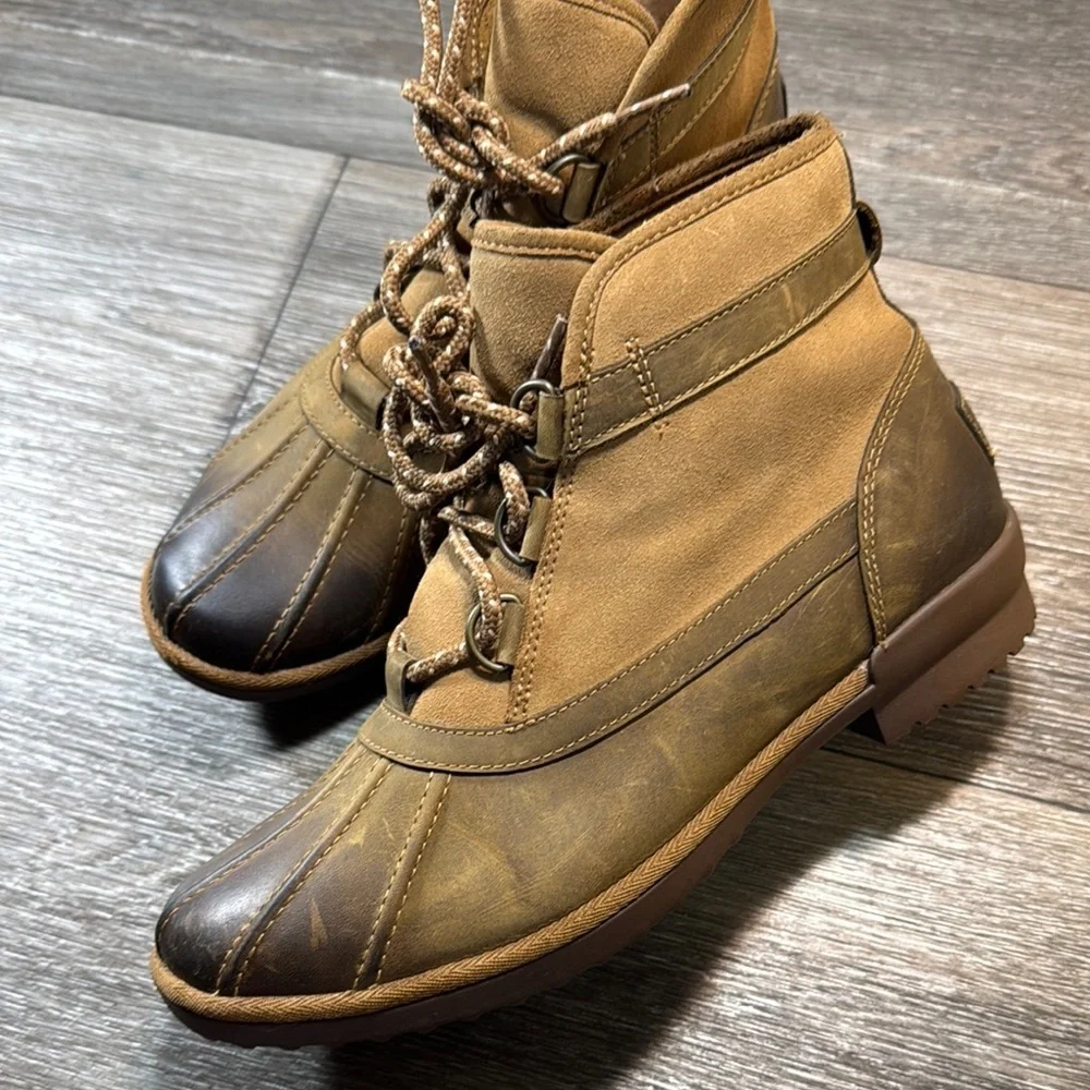 UGG tan leather snow boots woman’s size 10 (b170)